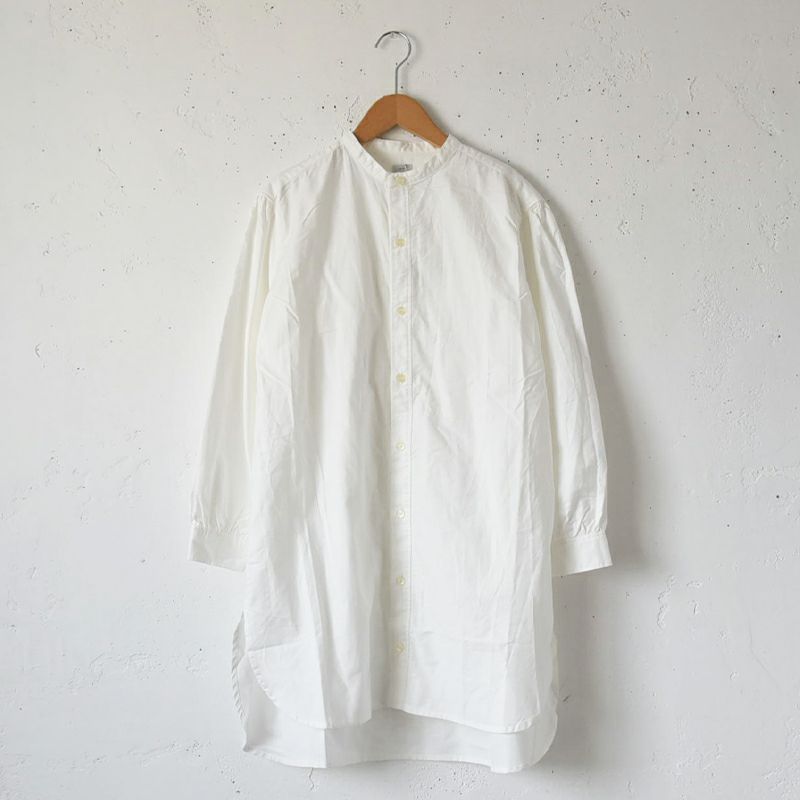 白のバンドカラーオーバーシャツ