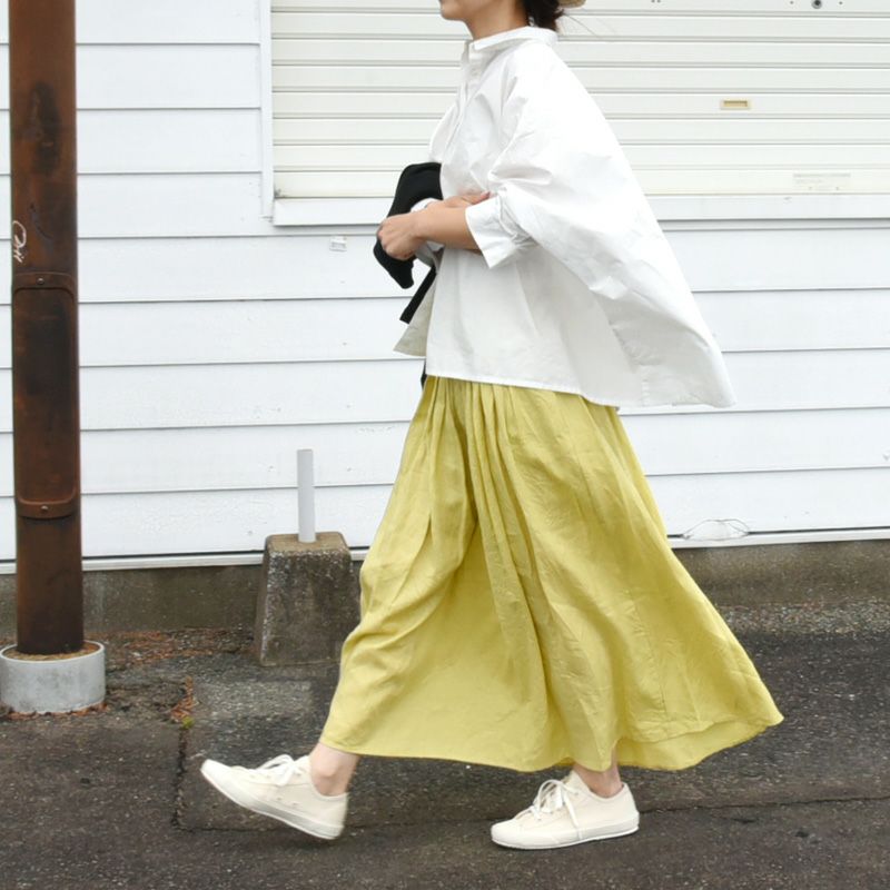 スニーカー合わせが旬！春夏に履きたい爽やかロングスカートコーデ