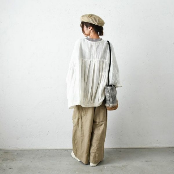 快適素材のリネン・コットンのワイドパンツで快適に過ごす。スタイリッシュにコーデする。