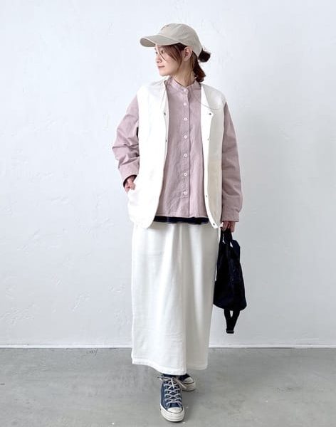 重ねるだけで旬の着こなしに！ベストで楽しむ春のレイヤードコーデ特集