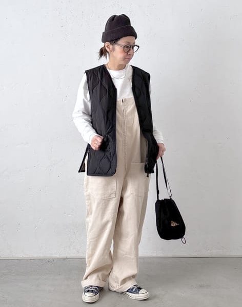 2025年の40代サロペットとオーバーオールコーディネート提案や、着こなし術のポイントを解説。