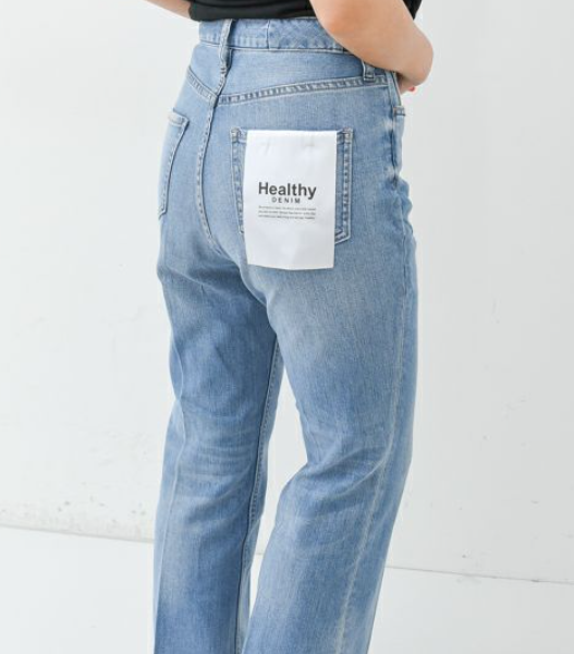 この春におすすめハイライズフレアデニムの着こなし大人コーデ術