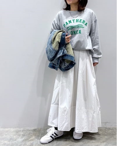 春コーデをスタイルアップさせる！引き締めカラー選びとスタイリング