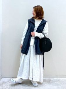 上品 カジュアル 着こなし 40代 50代