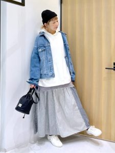 春 カジュアルコーディネート 大人女性