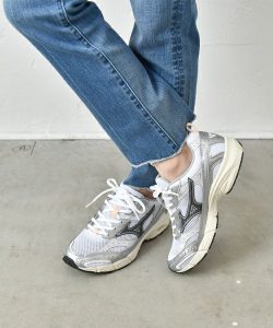 春のおでかけにぴったりなスニーカー|クッション性抜群のシルバーメッシュ 40代女性