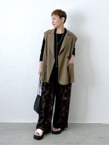 春のワイドパンツコーデ|柄パンツ×テーラードベスト 50代女性の大人カジュアル