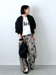 半袖ロゴTと柄パンツの大人カジュアルコーデ