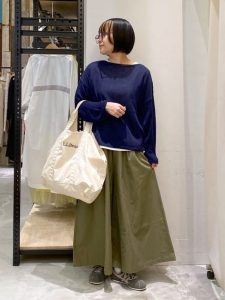 ネイビートップスとカーキスカートのコーデ