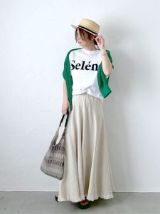 ロゴTとナチュラルスカートの羽織コーデ
