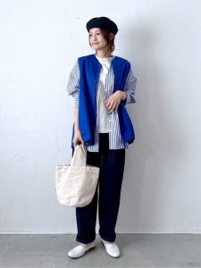 ストライプシャツとブルーベストのレイヤードコーデ