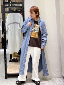 シャツワンピースを羽織った春のラフコーデ