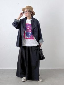 黒ロングスカートとロゴTのカジュアルコーデ