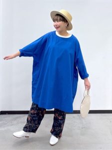 ブルーワンピの腕まくり春コーデ