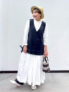 白ワンピと黒ベストの春コーデ