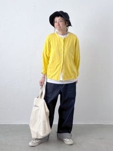 黄色カーディガンの腕まくり春コーデ