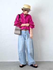 鮮やかカラーシャツ×ライトデニムパンツの春コーデ