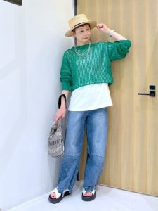 グリーンニットの腕まくり春コーデ