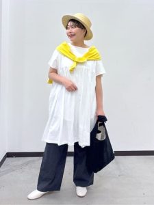春の主役トップス|白チュニックTシャツ×黒パンツ×差し色カーディガン 40代女性