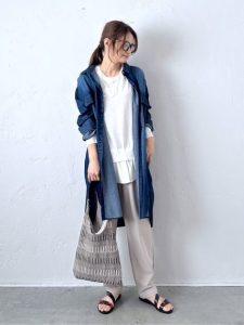 白カットソーにデニムロングシャツの羽織りコーデ