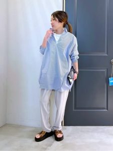 バンドカラーシャツの春の抜け感コーデ