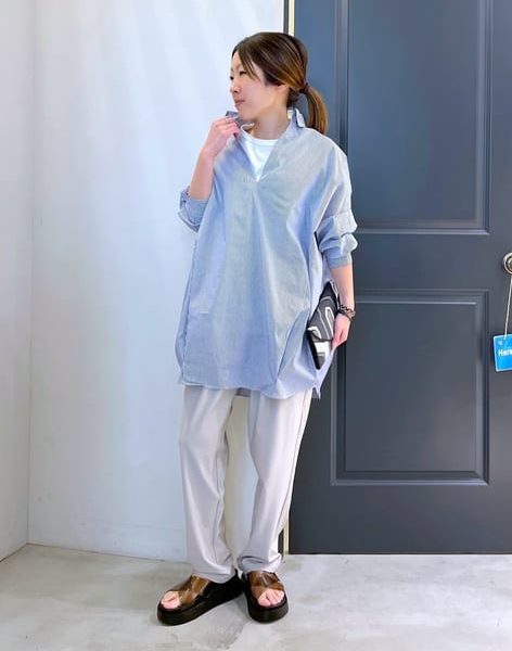 まだ寒い？もう暑い？春の“服装迷子”に｜40代・50代の腕まくりカジュアル8選