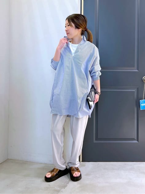 バンドカラーシャツの春の抜け感コーデ