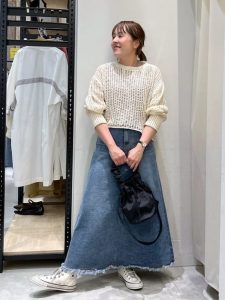 メッシュニットの腕まくりコーデ