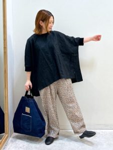 黒のトップスと花柄パンツのリラックスコーデ