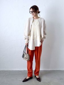 春のカラーパンツコーデ|オレンジテーパード×ベージュトップス 40代女性の上品カジュアル