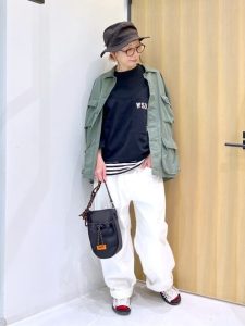 春の羽織りコーデ|ミリタリーシャツジャケット×白パンツ 40代50代女性の気温差対応スタイル