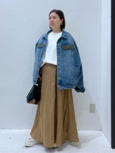 春のデニムジャケットコーデ|オーバーサイズアウター×ロングスカート 40代女性