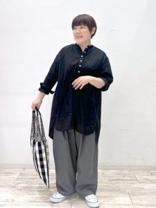 チュニックシャツの腕まくりコーデ