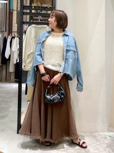 デニムシャツ ブラウンスカート 夜のお出かけスタイル 40代 女性