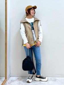 春の気温差対策コーデ|軽量ベスト×ロンT×デニム 40代女性のおでかけスタイル