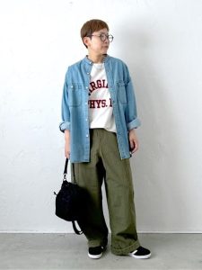 春のワイドパンツコーデ|カーキパンツ×ロゴT×デニムシャツ 40代50代女性の動けるスタイル