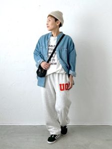 春のロゴTシャツコーデ|デニムシャツ×スウェットパンツ 40代女性の大人カジュアル