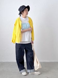 ロゴTとカーディガンのカジュアルコーデ