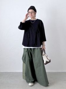 春のワイドスカートコーデ|カーキ切り替え×黒トップス 40代女性のおでかけボトムスタイル