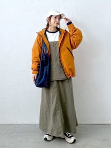 春の軽アウターコーデ|シャカシャカナイロンパーカー×ジャンスカ 40代女性