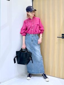 春のとろみブラウスコーデ|ピンクブラウス×デニムスカート 40代女性のお出かけスタイル