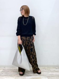メッシュ素材の黒トップス×柄ワイドパンツ 春の大人モードコーデ 40代女性