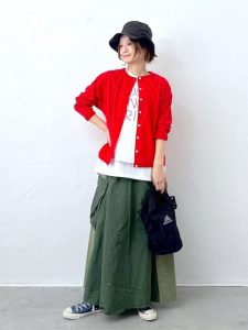 春のロングスカートコーデ|カーゴスカート×赤カーディガン 40代女性の休日スタイル