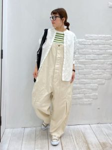 ベージュオーバーオールとシャツのコーディネート