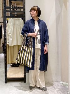 春のおでかけトートバッグ|ストライプ柄 軽量バッグ×デニム羽織コーデ 40代女性