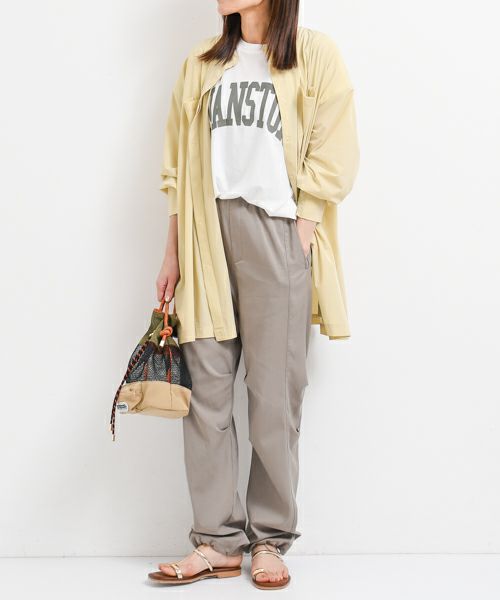 暑い季節の大人のお出かけコーデ。素材とカラー選びでお洒落と快適さを手に入れる