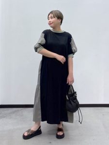 涼しげ素材で魅せる“夏の黒”｜40代・50代のためのカジュアルブラックコーデ特集