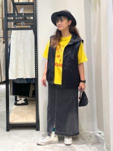 雨の日も気分が晴れる！40代・50代のためのカラーアイテム着回し術