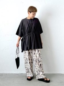 ゆったりが心地いい！リネン＆コットンの涼感パンツコーデ15選【40代からの夏服】