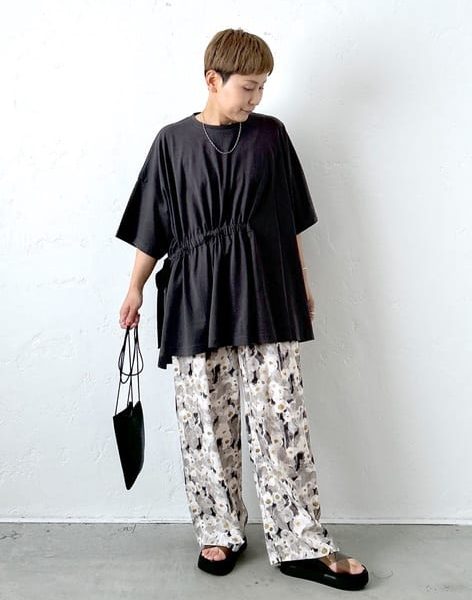 ゆったりが心地いい！リネン＆コットンの涼感パンツコーデ15選【40代からの夏服】